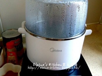 step4: 青椒放入美的早餐機的煲內加少許油及水 , 按<蒸 / 煮>功能蓋上蓋煮10分鐘