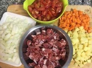step2: 洋蔥切丁；紅蘿蔔和馬玲薯去片切丁；蕃茄切丁；牛腩切丁。