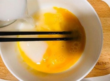 step5: 雞蛋打勻，加入藜麥米奶及鹽拌勻