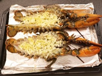 step5: 將蒜蓉和碎芝士混合鋪在龍蝦面上。