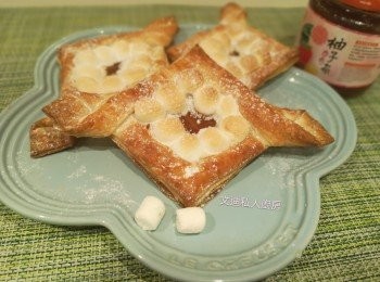 step7: 酥皮側邊輕掃薄薄草莓柚子茶醬，再撒上糖粉即成。