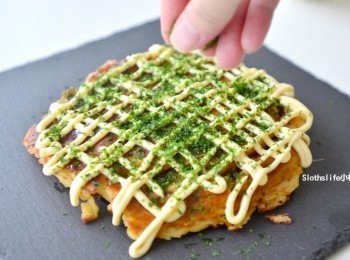 step12: 撒上海苔粉，我是整個灑得滿滿的～這樣大阪燒會有很豐富的海苔香～