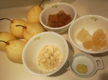 step1: 桃膠浸泡過夜，之後清除雜質備用。南北杏用水浸軟，雪梨用鹽水浸洗擦淨。
