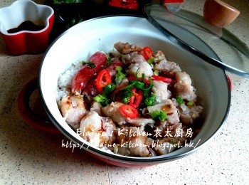 step10: 最後淋上甜豉油 , 灑上辣椒 , 蔥粒及蔥絲即可