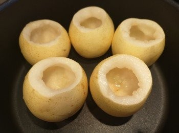 step6: 雪梨切去頂部做蓋，再挖去雪梨芯。