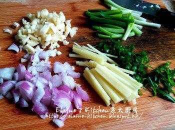 step2: 薑去皮切絲 , 蒜頭 , 乾蔥頭去衣切碎 , 蔥分別切段 , 切粒及幼絲