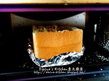 step13: 入焗爐最低層  , 用200C上下火焗10分鐘至表面芝士成金黃色