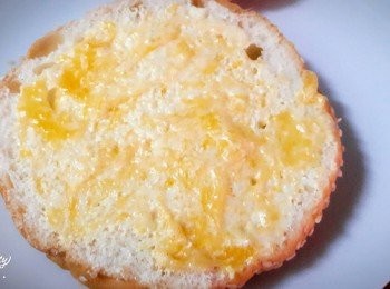 step1: 芒果醬和優格拌勻抹在麵包上 , 二片都抹