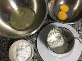 step1: 將蛋白與蛋黃分開；低筋麵粉、玉米粉和用手指捏一小撮的鹽秤在一起；
