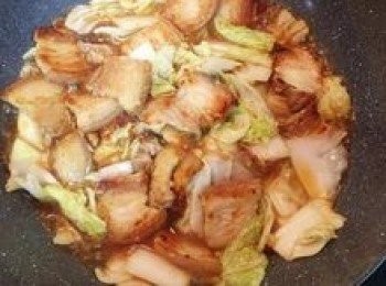 step9: 讓醬汁與白菜略滾一下，