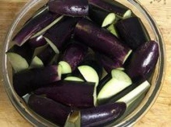 step3: 切好的茄子馬上放入醋水裡泡洗，避免變色。