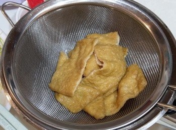 step2: 煲滾水, 將腐皮放入水中略煮後取出隔乾水