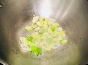 step5: 燒熱油鑊，加入大蔥，略炒。