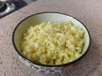 step2: 蒜頭10瓣，切粒