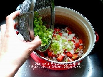 step4: 煲內加入少許油燒熱 , 加入蕃茄 , 洋蔥及芹菜粒用中火拌炒數分鐘至出茄油