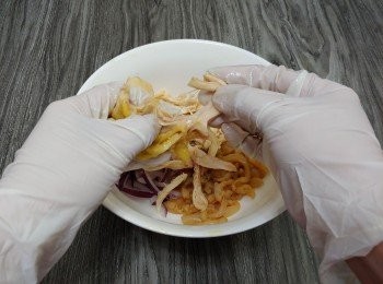 step8: 把雞皮去掉， 把雞肉手撕成絲， 放進放有蜇絲及紫洋蔥絲的碗中