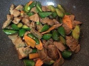 step11: 下醬油嗆炒，並用鹽和糖拌炒調味；並延著鍋邊倒入米酒炒勻即可。
