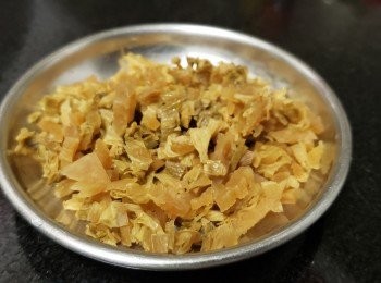 step4: 梅菜，浸洗 1，2 次去除多餘鹽份，搾乾切碎