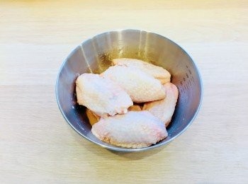 step1: <a href="https://bit.ly/3zHU5V3" target="_blank" data-keyword="雞翼" class="guide-link"><strong>雞翼</strong></a> <span style="display:inline-block;vertical-align:middle;margin-top:-3px;color:initial;border-radius:3px;padding:2px 3px;font-size:12px;line-height:14px;background:#87d300;color:#fff;">即買</span> 洗淨，加入<span class="group_2">醃料</span>，醃15分鐘，然後<a href="https://bit.ly/3zHU5V3" target="_blank" data-keyword="雞翼" class="guide-link"><strong>雞翼</strong></a> <span style="display:inline-block;vertical-align:middle;margin-top:-3px;color:initial;border-radius:3px;padding:2px 3px;font-size:12px;line-height:14px;background:#87d300;color:#fff;">即買</span> 沾上生粉。