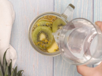 step2: 將菠蘿、奇異果、熱情果放入杯中，加入果醋和水