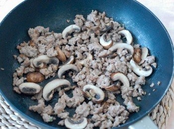 step2: 然後下磨菇，用中火炒至軟身