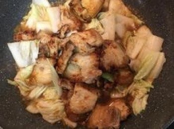 step8: 淋上預先調好的醬汁拌炒；不要加水，因為白菜越煮越會出水。