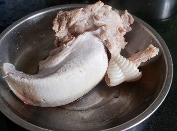 step10: 豬剛在水滾後放入拖水，當豬剛部份完全變白色後取出