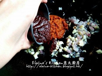 step11: 加入田師傅咖哩醬料及沙茶醬用慢火拌炒數分鐘至有香味