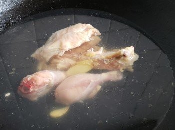 step8: 將雞殼，雞肶用薑片，黃酒凍水放入出水