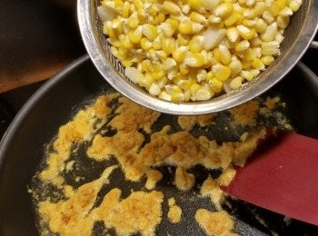 step8: 再加入已壓碎的咸蛋黃炒勻