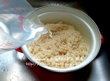 step7: 盛起放入煲仔內 , 加1杯水份量 , 放入臘腸(臘腸要預先用熱水沖一沖)