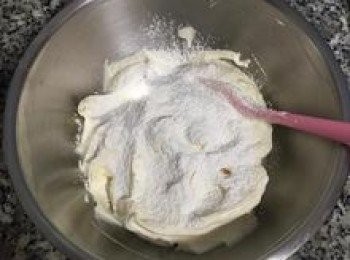 step7: 預熱烤箱到180度。
接著分3次篩入粉類，並繼續用切拌的手法拌到看不到粉。