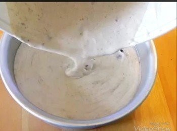 step4: ～取出餅底，倒入芝士糊後掃平表面，放入雪櫃雪約 3 小時便可