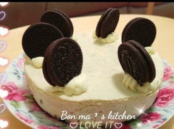 step5: ～雪完後，可隨意<span class="group_2">裝飾</span>
（淡忌廉打至企身可用作唧花）

溫馨提示
餅模外圍用熱毛巾包著令凍餅外圍軟化即可輕易脫模。OREO夾心餅食時先放上芝士凍餅上<span class="group_2">裝飾</span> ，因早放夾心餅，過一段時間好易林。味道好正，不自覺食完一件又一件肥C🤦🏻‍♀️，食咗先算😋