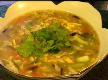 step3: 另：準備少許芫茜。
熱鍋加入魚湯包及約4-5杯温水煮滾後，放入香菇、腐竹、木耳和紅蘿蔔絲，稍滚一下，再放入已折好的魚肉、蛋絲、薑絲、陳皮、勝瓜絲和胡椒粉，最後加少許生粉水勾芡，再放入少許油和芫茜便可。



想知道我更多食譜，可去我Facebook 專頁。
https://m.facebook.com/carlineki/