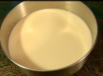 step4: 將南北杏，米和水倒入攪拌機內用最高速打磨至完全成杏汁漿，然後將杏汁漿倒入布袋隔渣後備用。