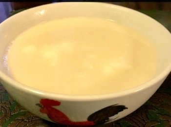 step6: 然後再將杏汁漿，迅速倒入蛋白，靜置兩三分鐘，待蛋白熟後成一片狀，即可食用。