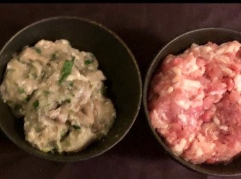 step1: 200克絞肉。
60克鯪魚肉。