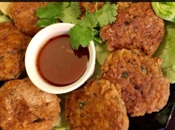 step9: 「泰式炸魚餅」醮一些酸甜醬或魚露，真是超好味。