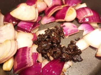 step4: 再爆乾蔥、蒜頭、紫洋蔥和豆豉。