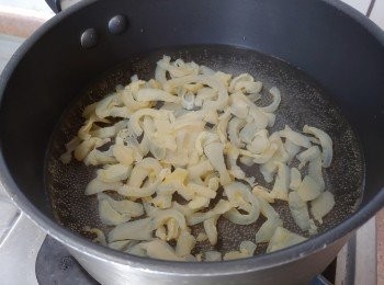 step4: 用一小煲將水煮至約80度（煲底呈現如蝦眼般的汽泡）；關火後立即把海蜇絲投進，30秒後撈起浸冷水;    用廚紙將海蜇絲內水份吸乾，
