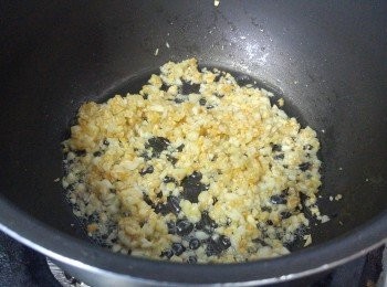 step3: 下3匙湯匙油燒熱，慢火炸蒜粒至金黃（勿燒焦）