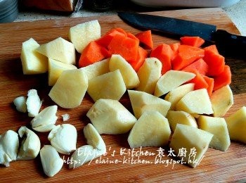 step3: 期間將薯仔去皮切件 , 甘旬去皮切件 , 蒜頭去衣拍扁 , 薯仔用水沖一沖洗及瀝乾