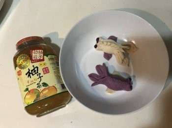 step4: （8）蜂蜜柚子小金魚包做好後，放鍋里蒸熟就成為了（蜂蜜柚子小金魚包）如果有家用廚師機會令到麵團光滑豐富更有彈性更有口感，如果家裏沒有家用廚師機，其實也可用用人手柔搓麵團，一樣也可以做到此效果，若是家中沒有焗爐可以用蒸的方法一樣做到好味有益麵包的口感