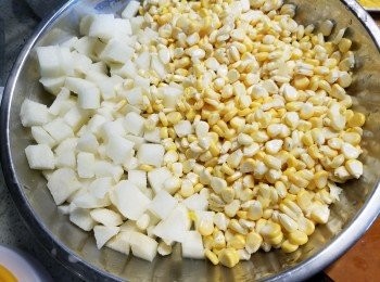 step2: 沙葛1個洗淨去皮後切粒,2條粟米亦是起粒