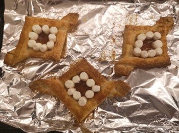 step6: 預熱焗爐230度備用。細正方形圍上棉花糖後，放入焗爐焗3分鐘，請自行目測效果。