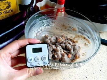 step4: 見鯪魚肉出現分離時 , 用手拎起魚肉撻十餘下後靜待30分鐘