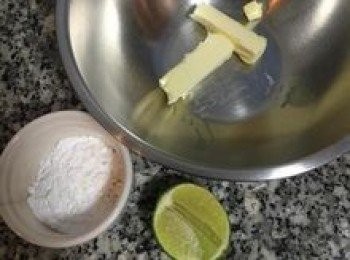 step13: 等牛粒冷卻的時間，可以做夾心；提前將無鹽奶油放室溫下軟化，將抖下的糖粉秤好需要的重量。