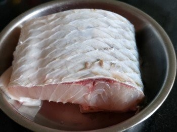 step1: 鯇魚腩，清洗後用廚紙吸乾水份