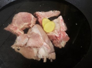 step2: 用黃酒，薑片凍水放入出水，水滾後計出水 5 分鐘